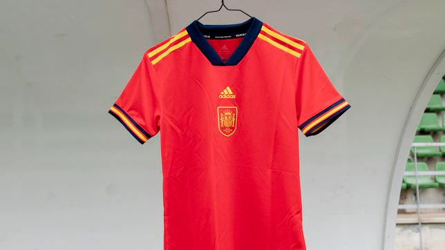 LA SELECCIÓN MASCULINA DE FÚTBOL JUGARÁ UN PARTIDO OFICIAL CON LA CAMISETA DE LA SELECCIÓN FEMENINA